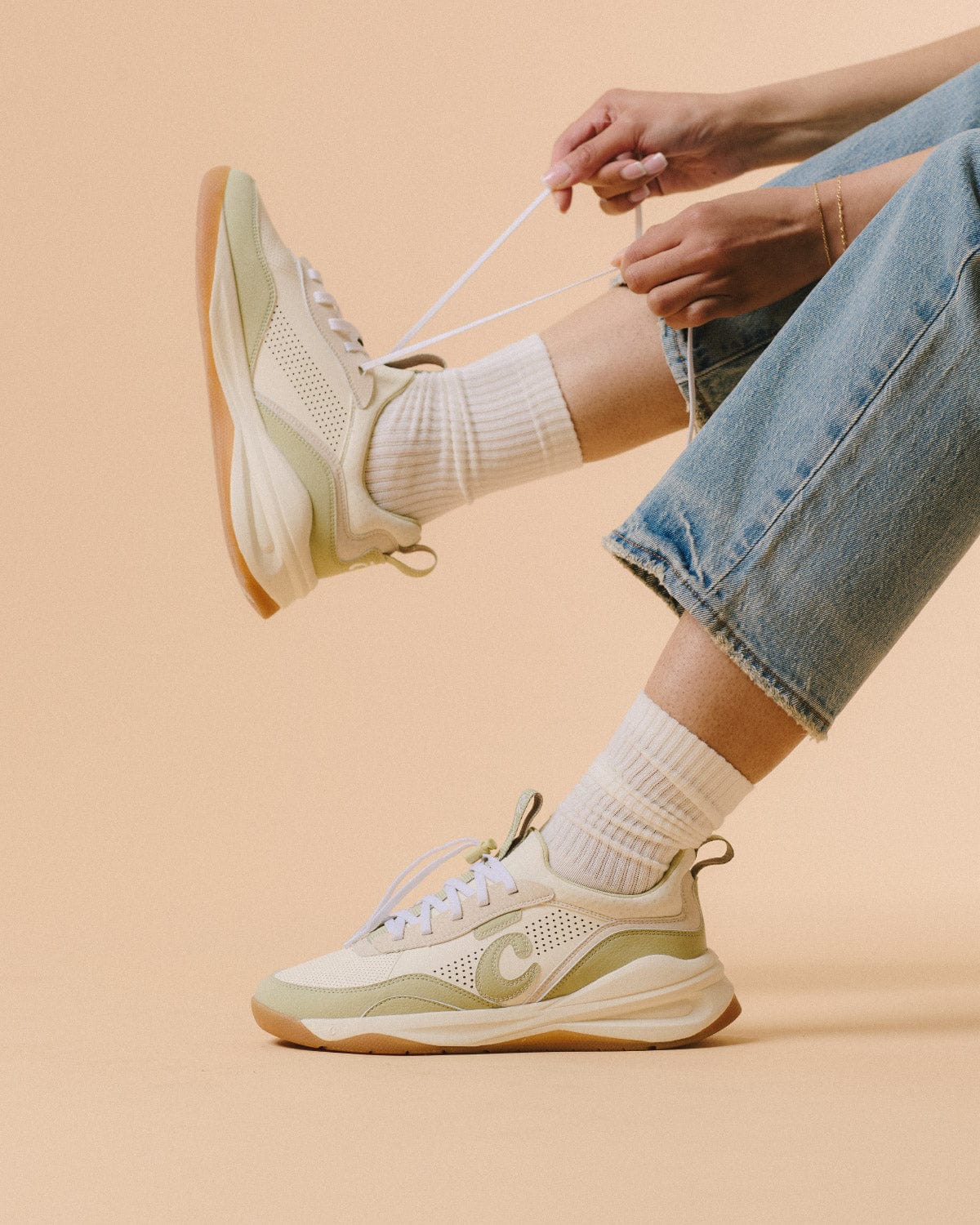 Clove-Strada_Sage_Gum07women_Model_Laces_Wearing_Comfy