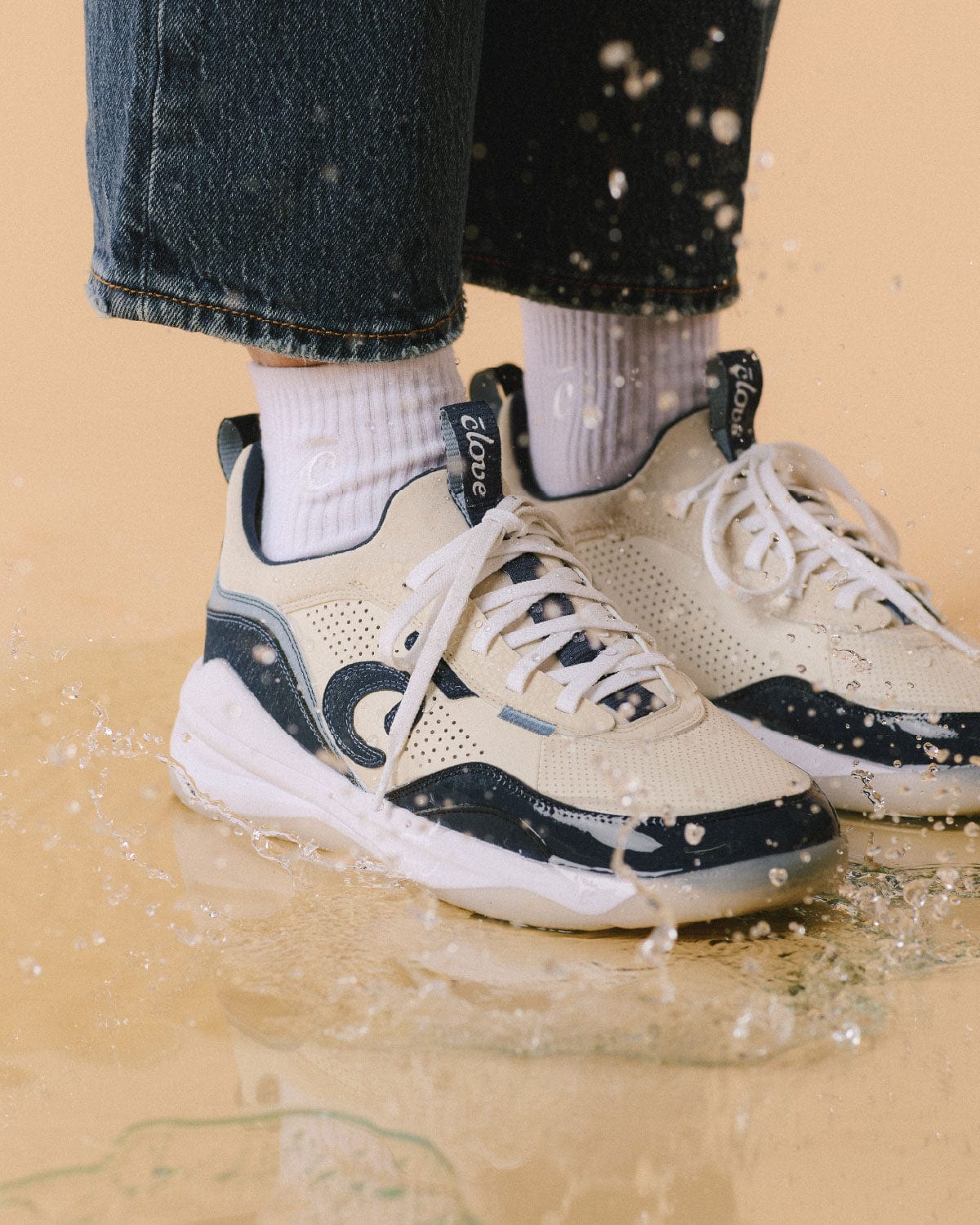 CloveStrada-Sand_Navy06women_Waterproof_Waterdrops_Model