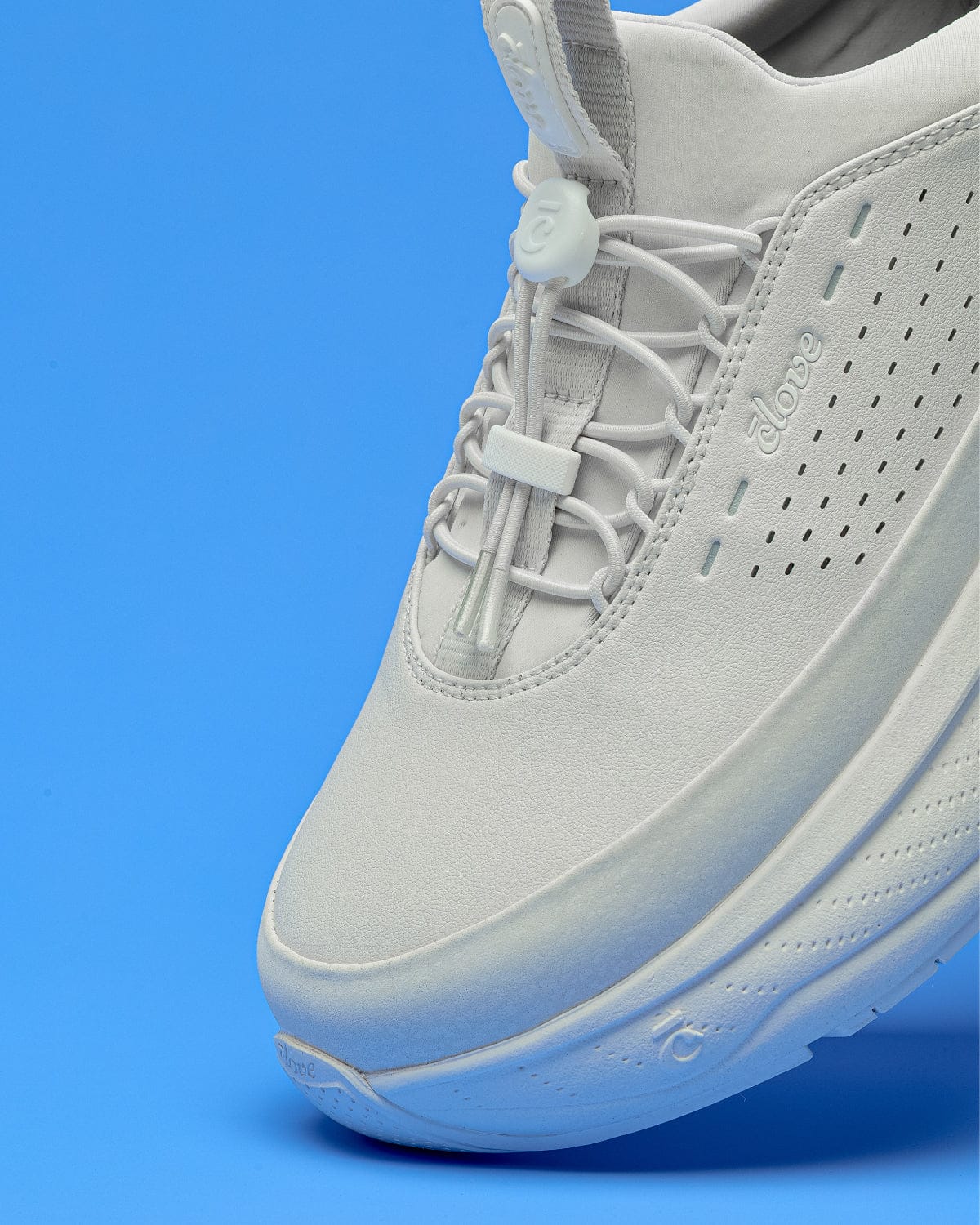 forte-2-brilliant-white_Nose_Laces_Blue_Background_Side_View_Clarino_Material