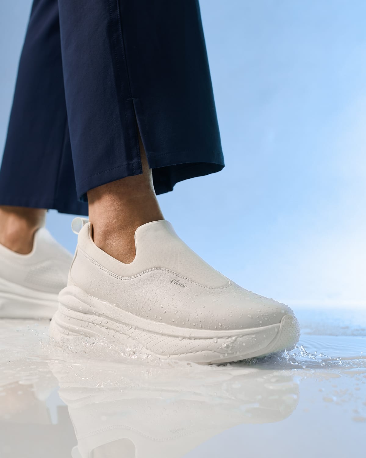 ona-brilliant-white_Water_Proof_Drops_Model_Side_Front_View
