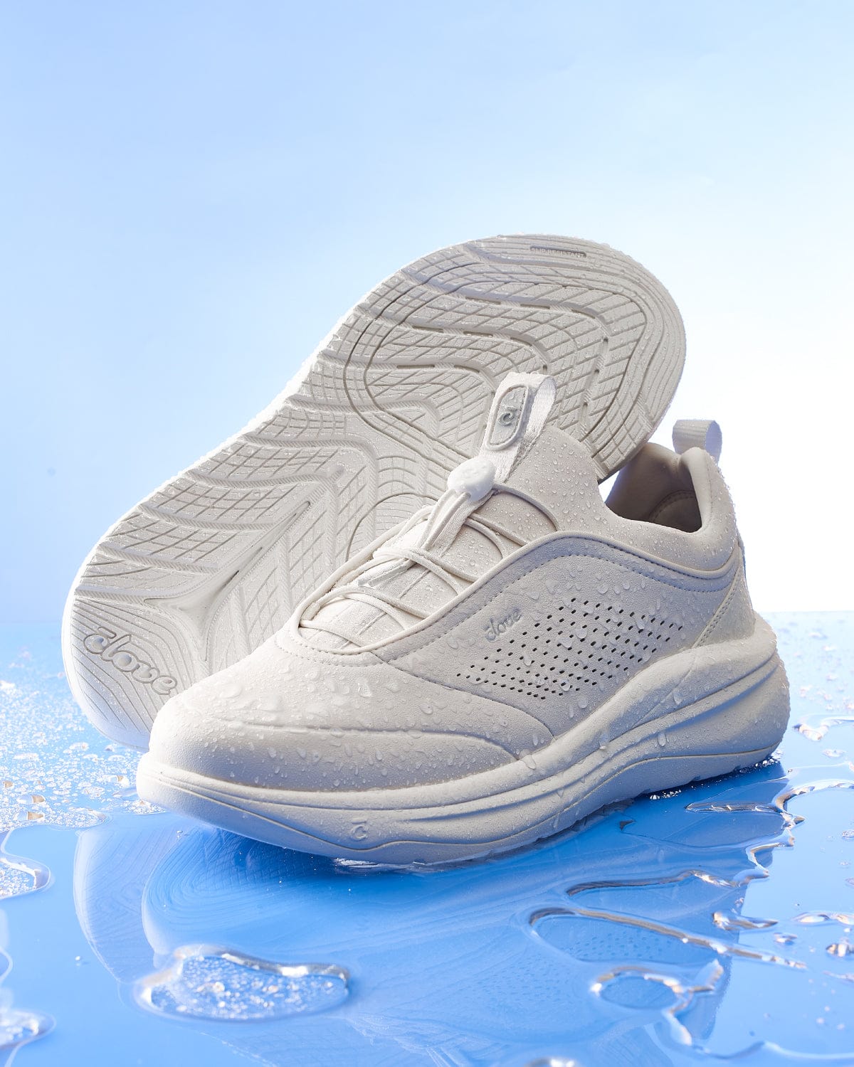 prima-brilliant-white_Waterproof_Water_Drops_Blue_Background_All_Views