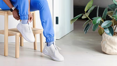 Waarom je schoenen 's middags strakker zitten (en wat je eraan doet)
